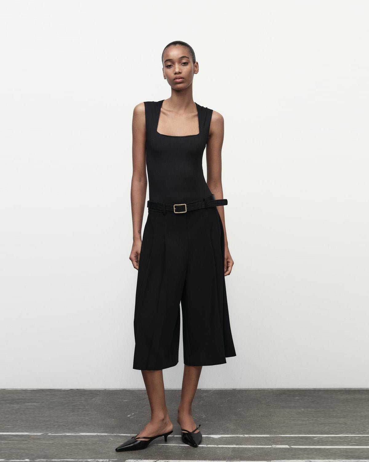 tailored-fit-top,BLACK SQUARE NECK TOP,topwear,tops,casual,minimal,knitted,single jersey,black,solid,regular fit,fitted,regular,square neck,sleeveless