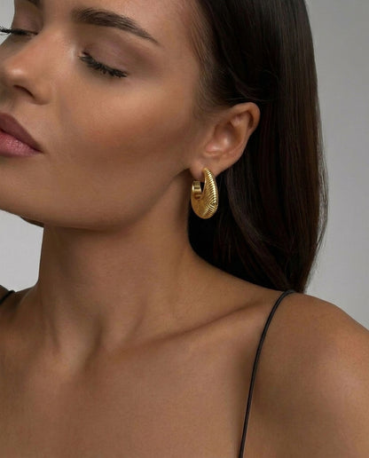 The Ribbed Drop Hoop Earrings - Gold
