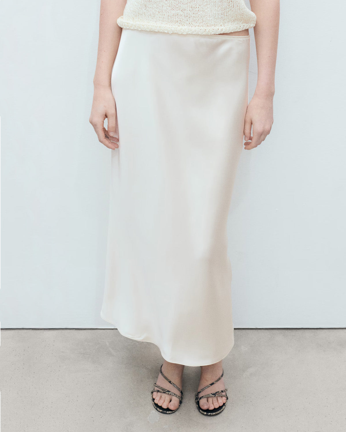 bottomwear,skirts,casual chic, outdoor events, party,glam, summer, urban fit, vintage,woven,satin,white,zipper,skinny fit,a-line skirt,maxi,a-line,mid rise	25070010GG, OY2083