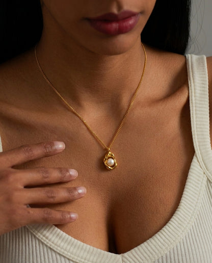 The Cradle Pearl Necklace - Gold