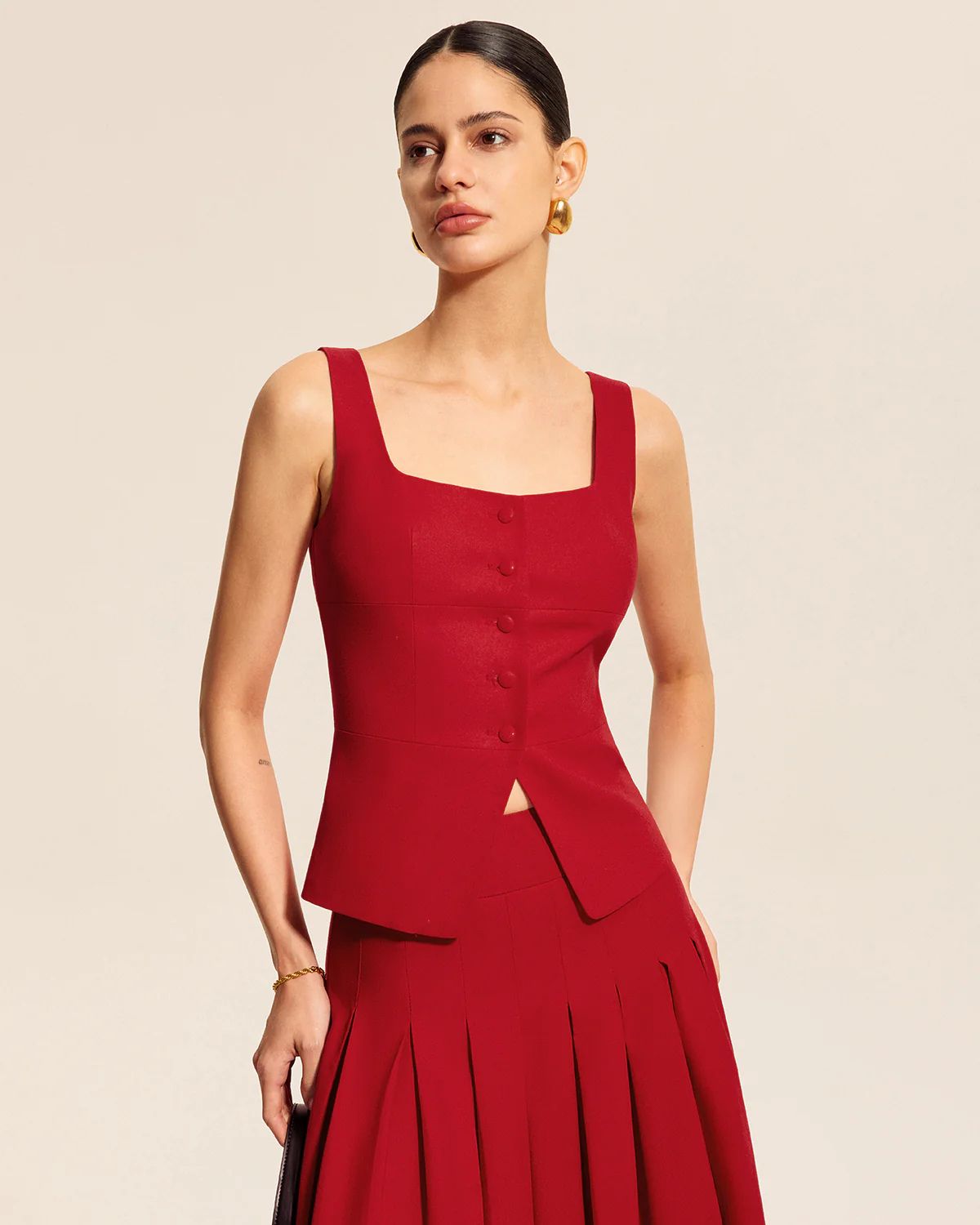 coord sets,bottomwear, topwear,casual, casual chic, outdoor events,bold, genz fit, sophisticated, summer, urban fit,woven,cotton twill,red,solid,panelling, pleated,button, zipper,tailored fit top,vest,waist length top,slit hem,square neck,shoulder strap,no sleeves,sleeveless,button down top,skirts,pleated skirt,midi skirt,slit hem,mid rise waist,no pockets
OY3047,	25070019GG