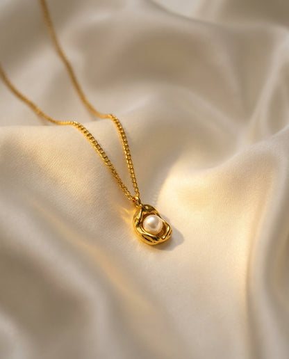 The Cradle Pearl Necklace - Gold