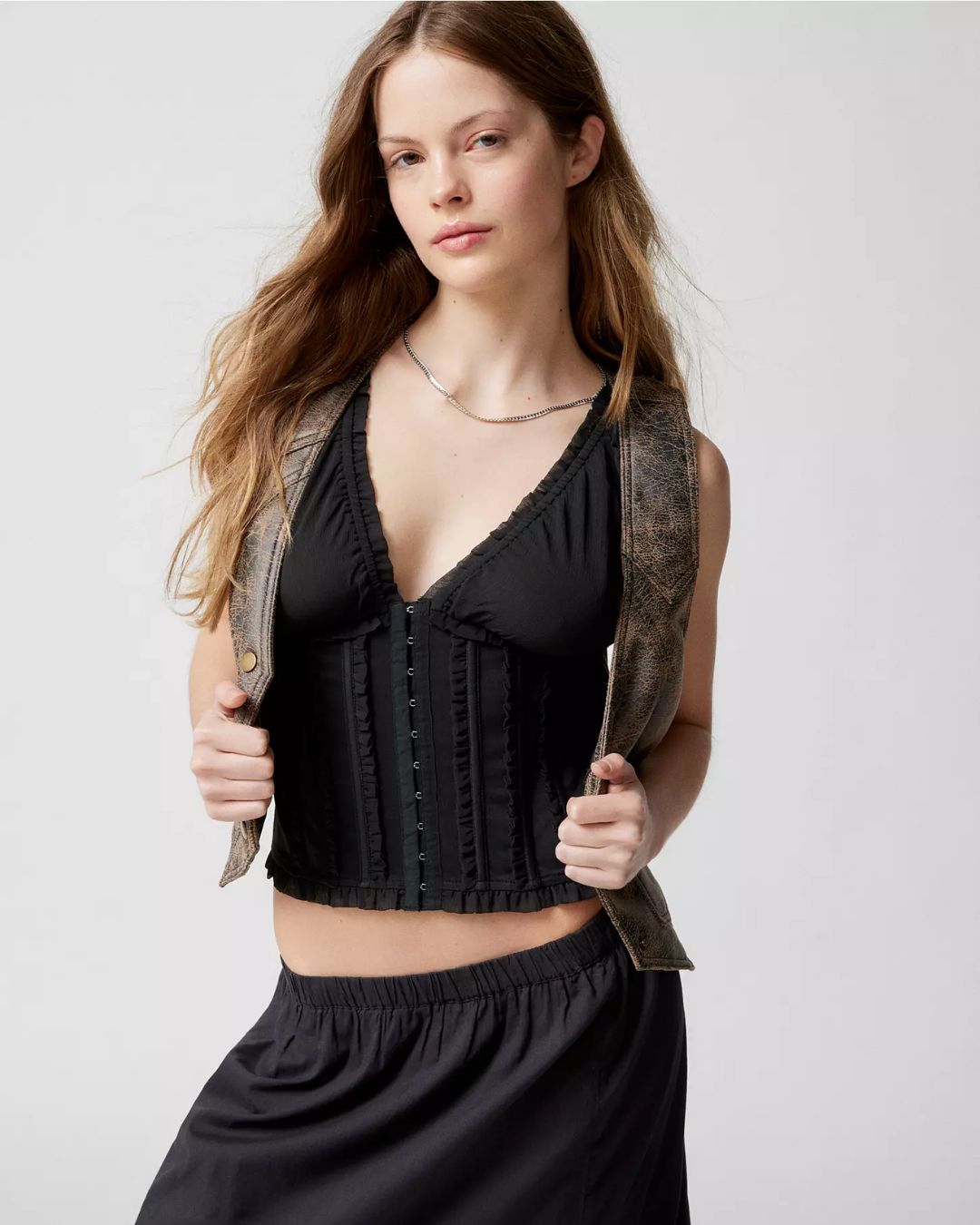 ruffled-corset-top-black,RUFFLED CORSET TOP,Color: Black
Fabric: Cotton, Polyester
Fit: Slim Fit 
Length: Regular
Neck: V-Neck 
Sleeves: Sleeveless
Closure: Hook & Eye
Print: Solid
Details: Ruffle Detailing,topwear,tops,casual,soft girl,stretchable, woven,cotton, polyester,black,solid,ruffled,slim fit,corset,regular,v-neck,sleeveless