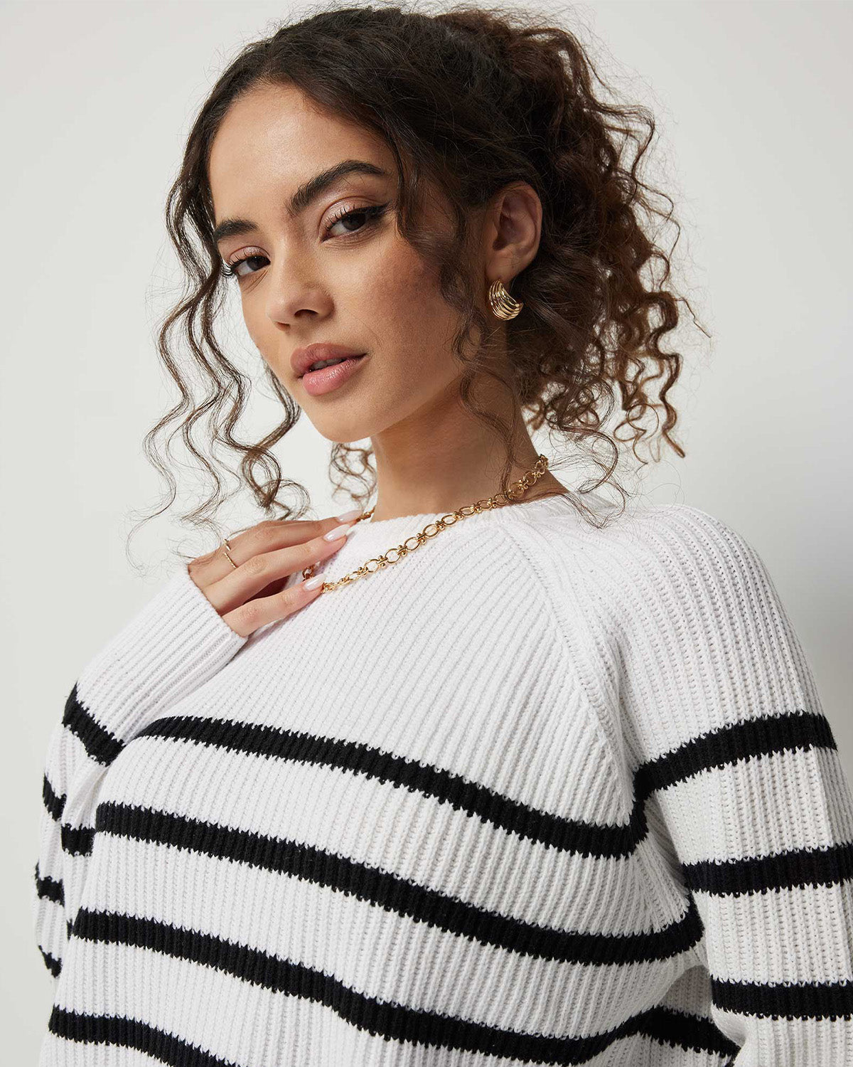 outer wear,sweater,casual,winter wear,knitted,wool,white,striped,regular fit,regular,crew neck,raglan sleeves,long sleeves,striped-raglan-sleeve-sweater-white,Color: White
Fabric: Wool
Fit: Regular Fit
Neck: Crew Neck
Sleeves: Raglan Sleeves
Print: Stripes,STRIPED RAGLAN SLEEVE SWEATER