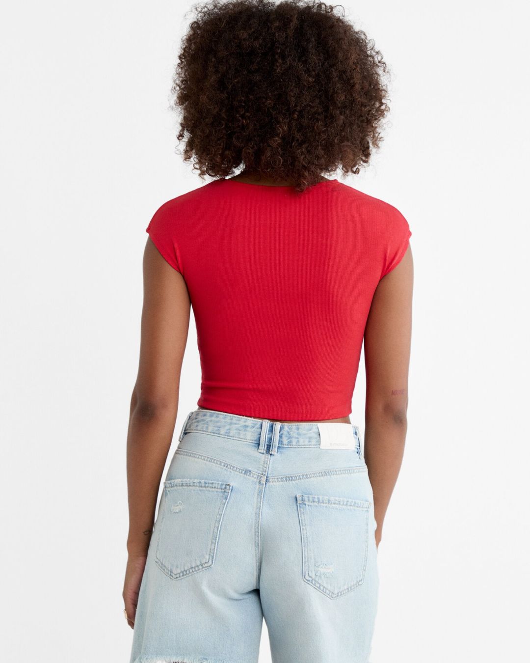 RIBBED FITTED TOP,Color: Red
Fabric: Ribbed
Fit: Slim Fit 
Length: Regular 
Neck: Crew Neck
Sleeves: Sleeveless
Print: Solid,topwear,tops,casual,streetwear,knitted,ribbed,red,solid,slim fit,fitted,regular,crew neck,sleeveless,suited for influencer,ribbed-fitted-top-red