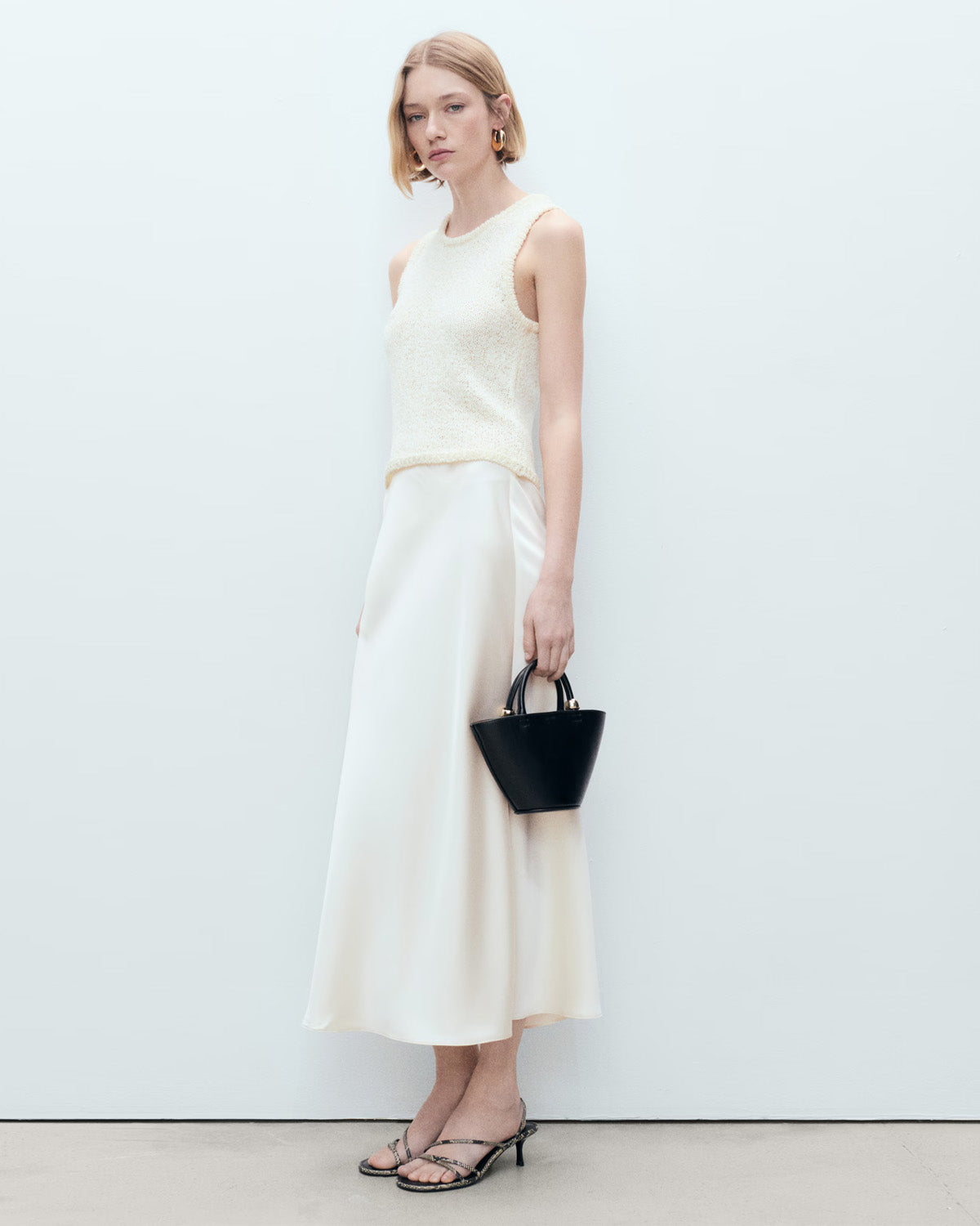 bottomwear,skirts,casual chic, outdoor events, party,glam, summer, urban fit, vintage,woven,satin,white,zipper,skinny fit,a-line skirt,maxi,a-line,mid rise	25070010GG, OY2083