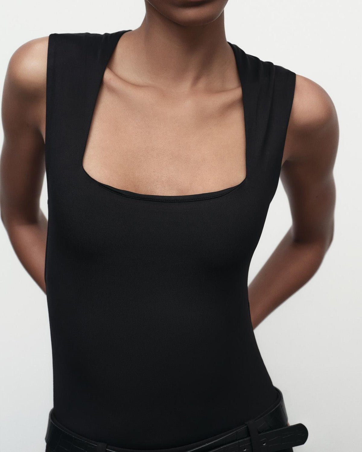 tailored-fit-top,BLACK SQUARE NECK TOP,topwear,tops,casual,minimal,knitted,single jersey,black,solid,regular fit,fitted,regular,square neck,sleeveless