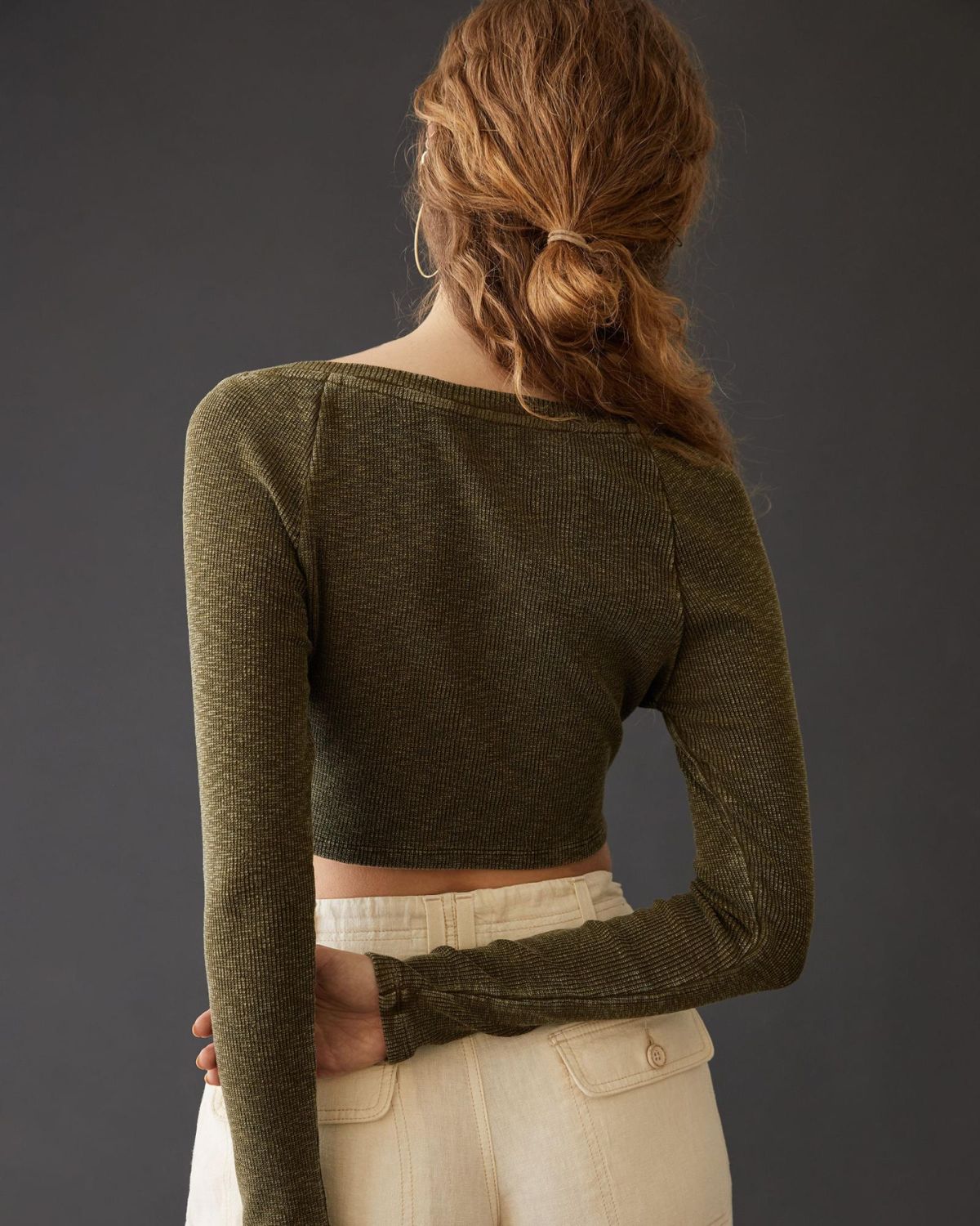 ribbed-crop-top-olive-green,RIBBED CROP TOP,Color: Olive Green
Fabric: Ribbed
Fit: Slim Fit 
Length: Crop
Neck: Scoop Neck
Sleeves: Long Sleeve
Closure: Hook & Eye
Print: Solid
Details: Washed fabric effect,topwear,tops,casual,streetwear,knitted, stretchable,ribbed,olive green,solid,hook,slim fit,crop,crop,asymmetric,scoop neck,long sleeves
