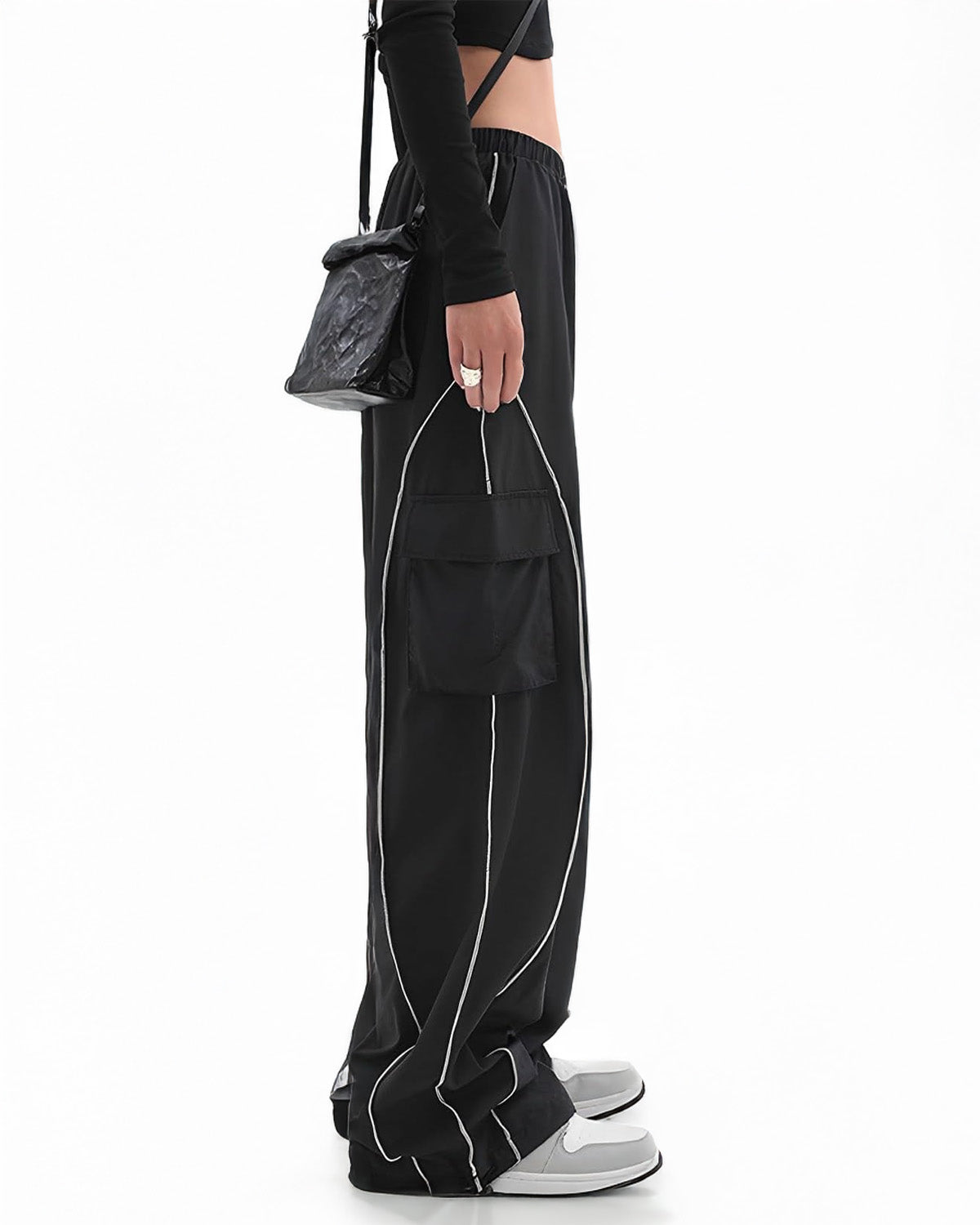 CONTRAST STRIPE TROUSERS IN BLACK,bottomwear,trousers,casual,streetwear, urban fit,woven,poplin stretch,black,flap pocket,baggy fit,wide leg,full length,high rise,25010037GG,OY1338