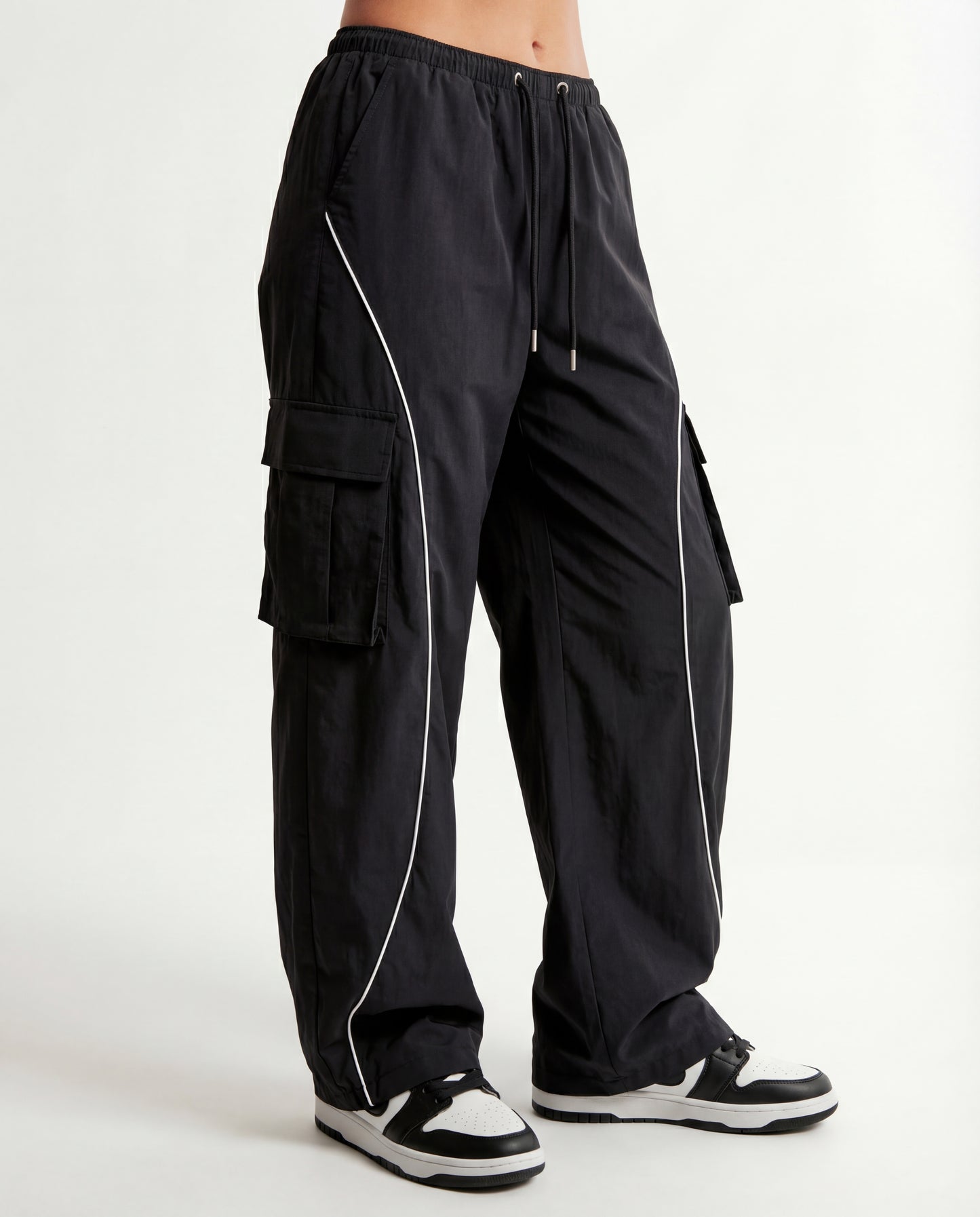 CONTRAST STRIPE TROUSERS IN BLACK,bottomwear,trousers,casual,streetwear, urban fit,woven,poplin stretch,black,flap pocket,baggy fit,wide leg,full length,high rise,25010037GG,OY1338