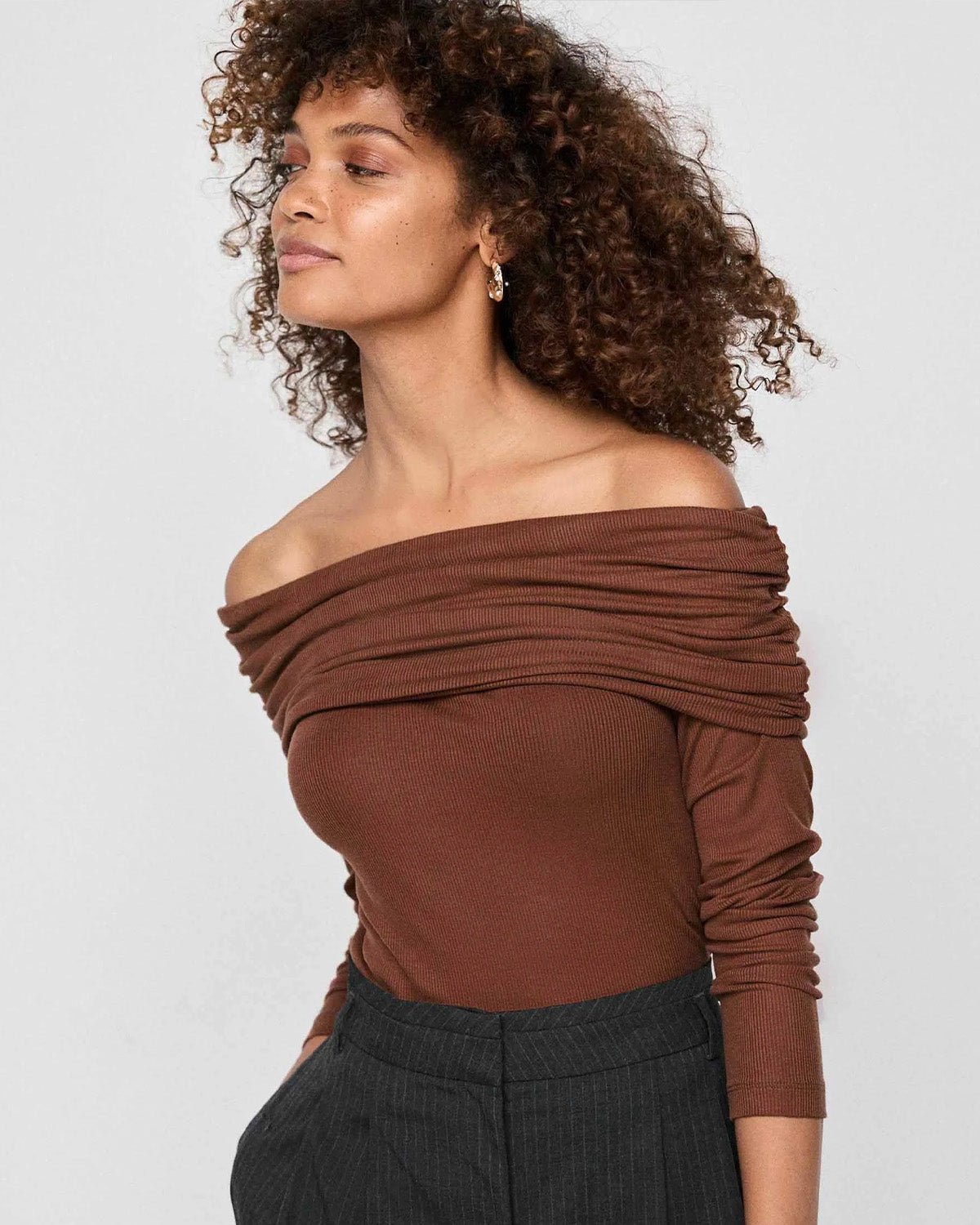 off-shoulder-bardot-top-with-long-sleeves-brown-oy1518,25010018GG52,topwear,tops,party, vacation, outdoor events,bold, glam, streetwear,knitted,ribbed,brown,solid,slim fit,bardot,regular,off shoulder,long sleeves,Color: Brown
Fabric: Ribbed
Fit: Slim Fit 
Length: Regular
Neck: Off Shoulder
Sleeves: Long Sleeves
Print: Solid,OFF SHOULDER BARDOT TOP WITH LONG SLEEVES