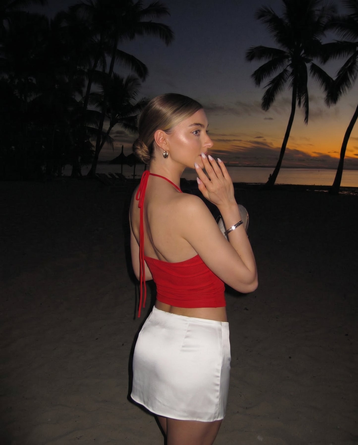 topwear,tops,casual, casual chic,gen z, millenial, summer,knitted, stretchable, woven,polyester, spandex,red,solid,tie knot,slim fit,crop top,crop,straight hem,halter neck,no straps,no sleeves, sleeveless	OY3116, 25110015GG