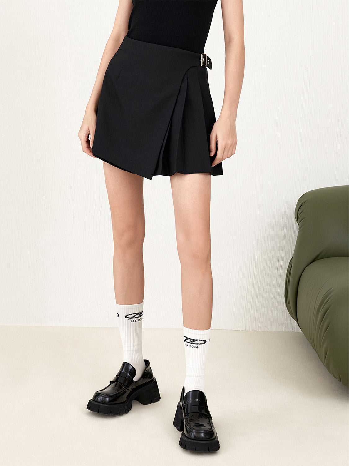 bottomwear,skorts,casual, vacation, streetwear,utilitarian,woven,twill,black,panelled,pleated,zipper,relaxed fit,slit,mini,straight hem,mid rise	oy1973, 25080012GG