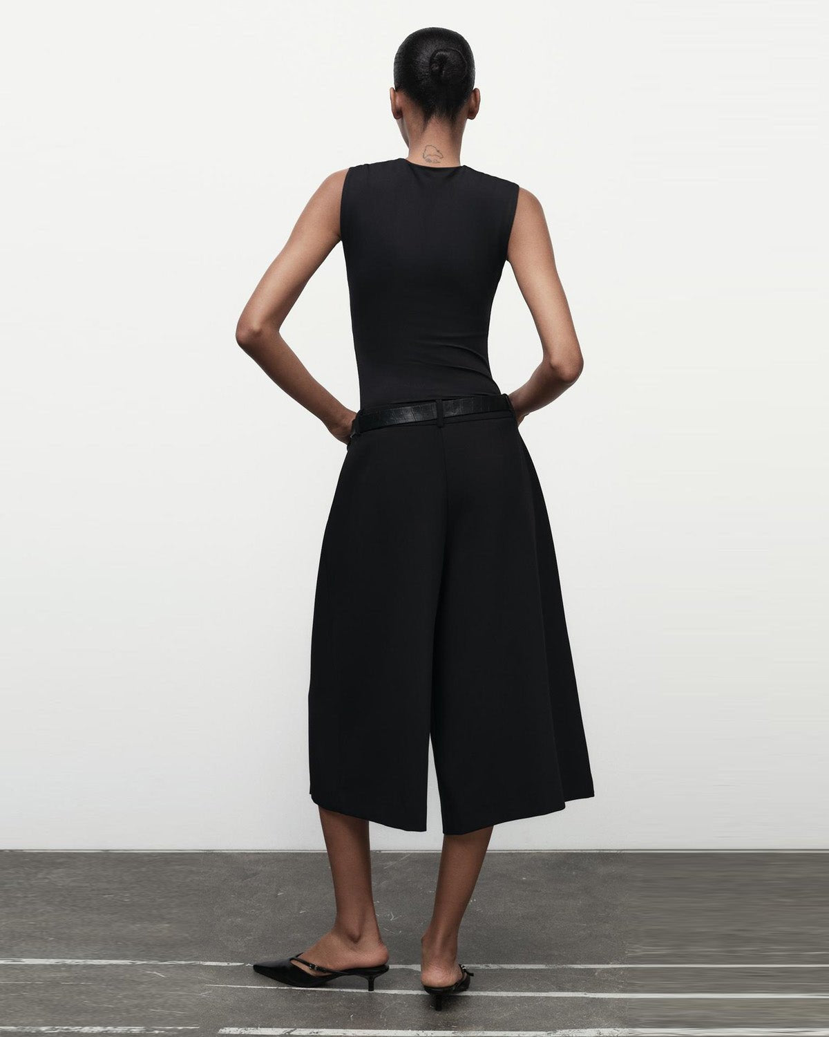 tailored-fit-top,BLACK SQUARE NECK TOP,topwear,tops,casual,minimal,knitted,single jersey,black,solid,regular fit,fitted,regular,square neck,sleeveless