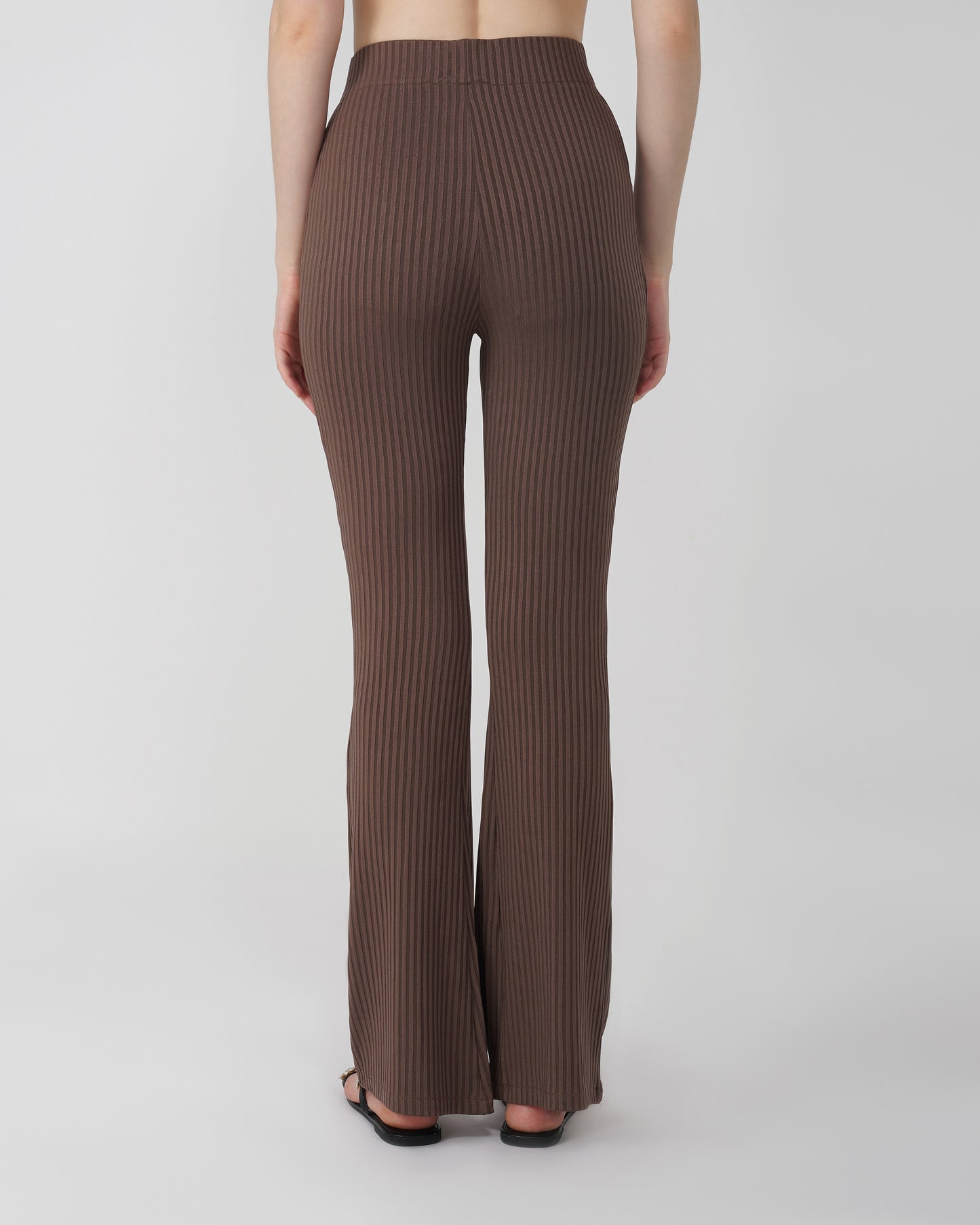 RIBBED FLARED TROUSER,Color: Chocolate Brown
Fabric: Ribbed 
Fit: Flared Fit 
Length: Full Length (43 inches)
Waist: High Rise
Print: Solid
Details: Ribbed Surface,bottomwear,trousers,casual,knitted,ribbed,chocolate brown,flared fit,flared,full length,flared,high rise,suited for influencer,ribbed-flared-trouser-chocolate-brown