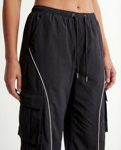 CONTRAST STRIPE TROUSERS IN BLACK,bottomwear,trousers,casual,streetwear, urban fit,woven,poplin stretch,black,flap pocket,baggy fit,wide leg,full length,high rise,25010037GG,OY1338