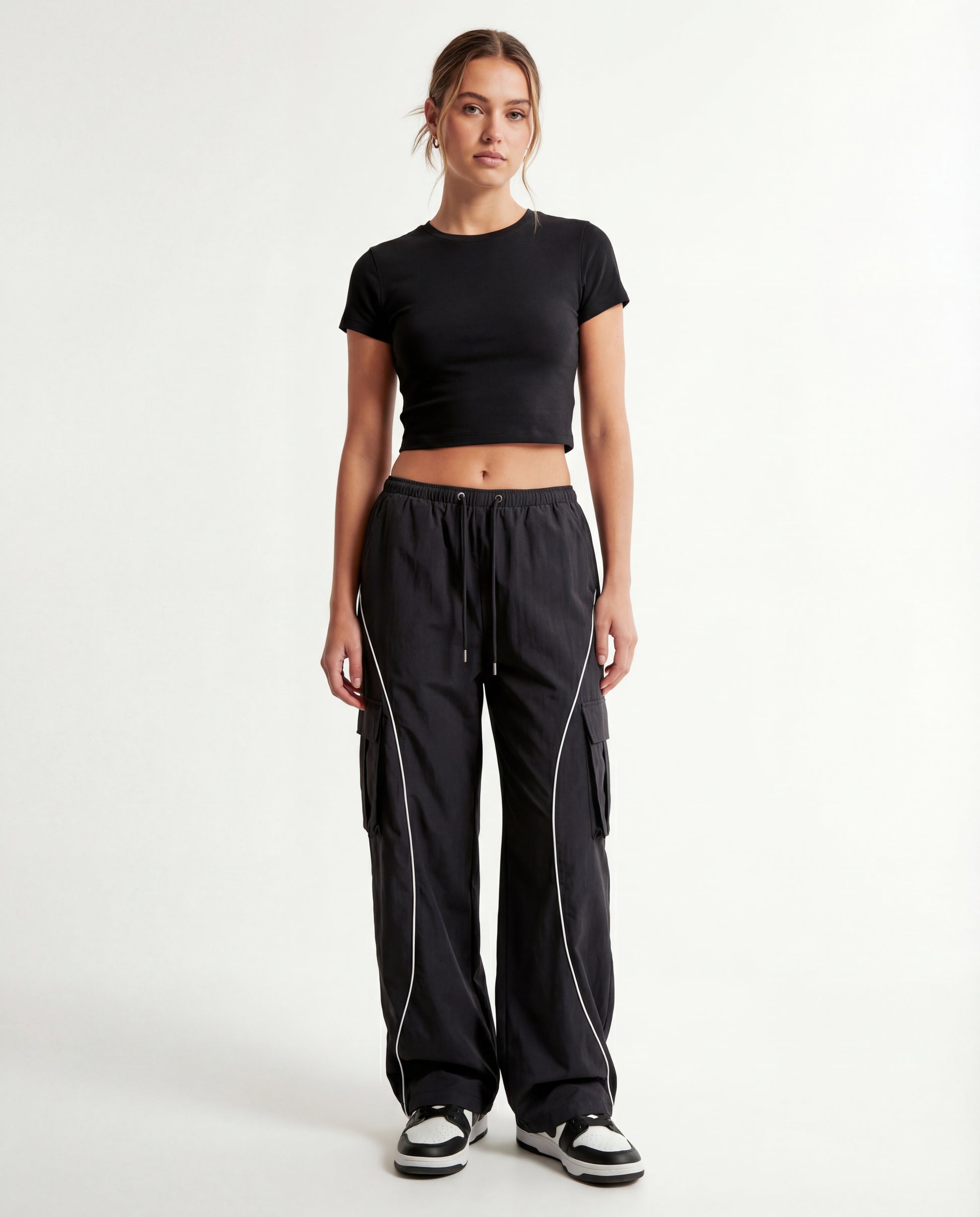 CONTRAST STRIPE TROUSERS IN BLACK,bottomwear,trousers,casual,streetwear, urban fit,woven,poplin stretch,black,flap pocket,baggy fit,wide leg,full length,high rise,25010037GG,OY1338