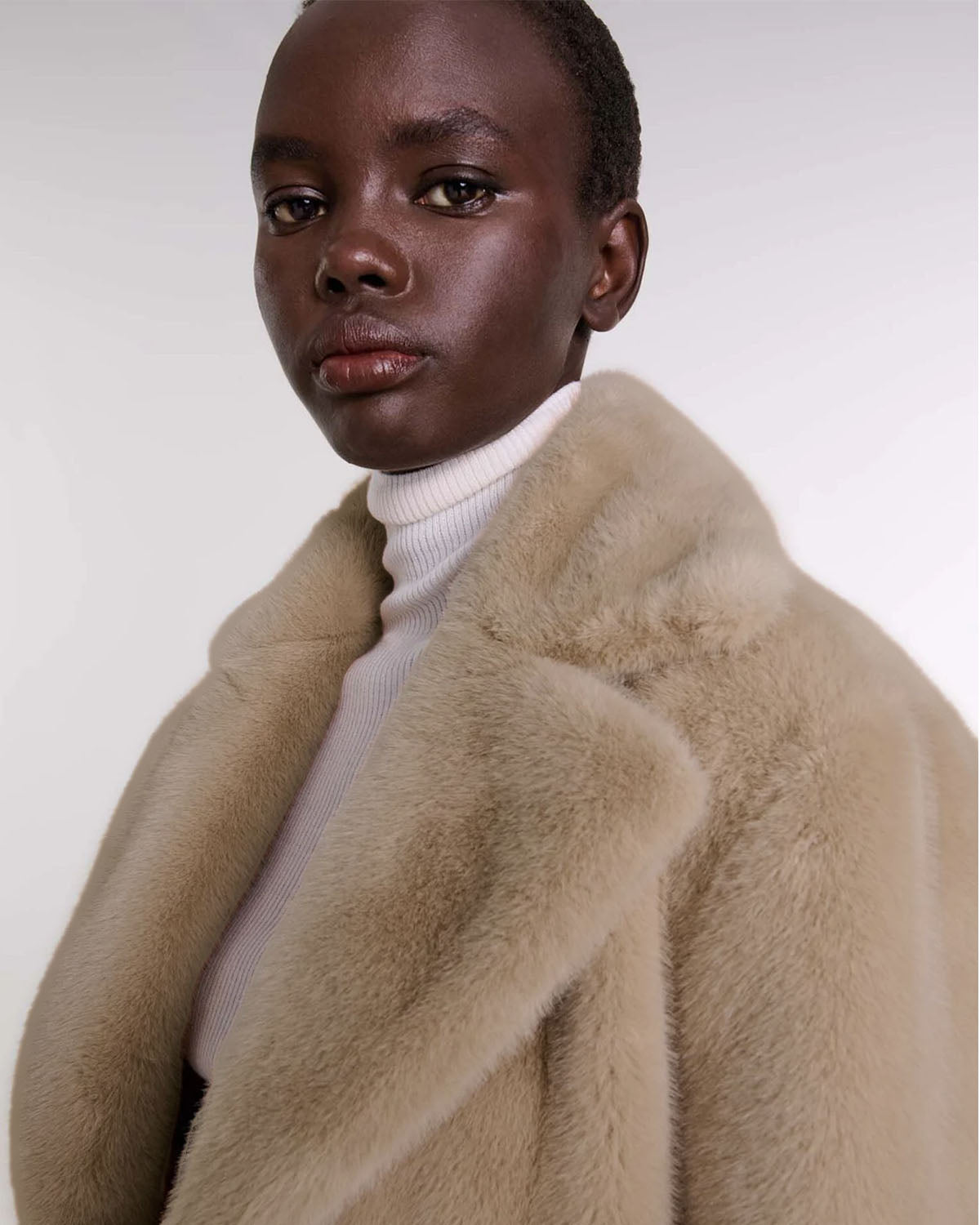 outer wear,coats,casual, outdoors,minimal, streetwear, winter wear,woven,fur,beige,solid,textured,relaxed fit,single breasted,longline,straight,lapel collar,set in sleeve,long sleeves,OY2257	25090067GG