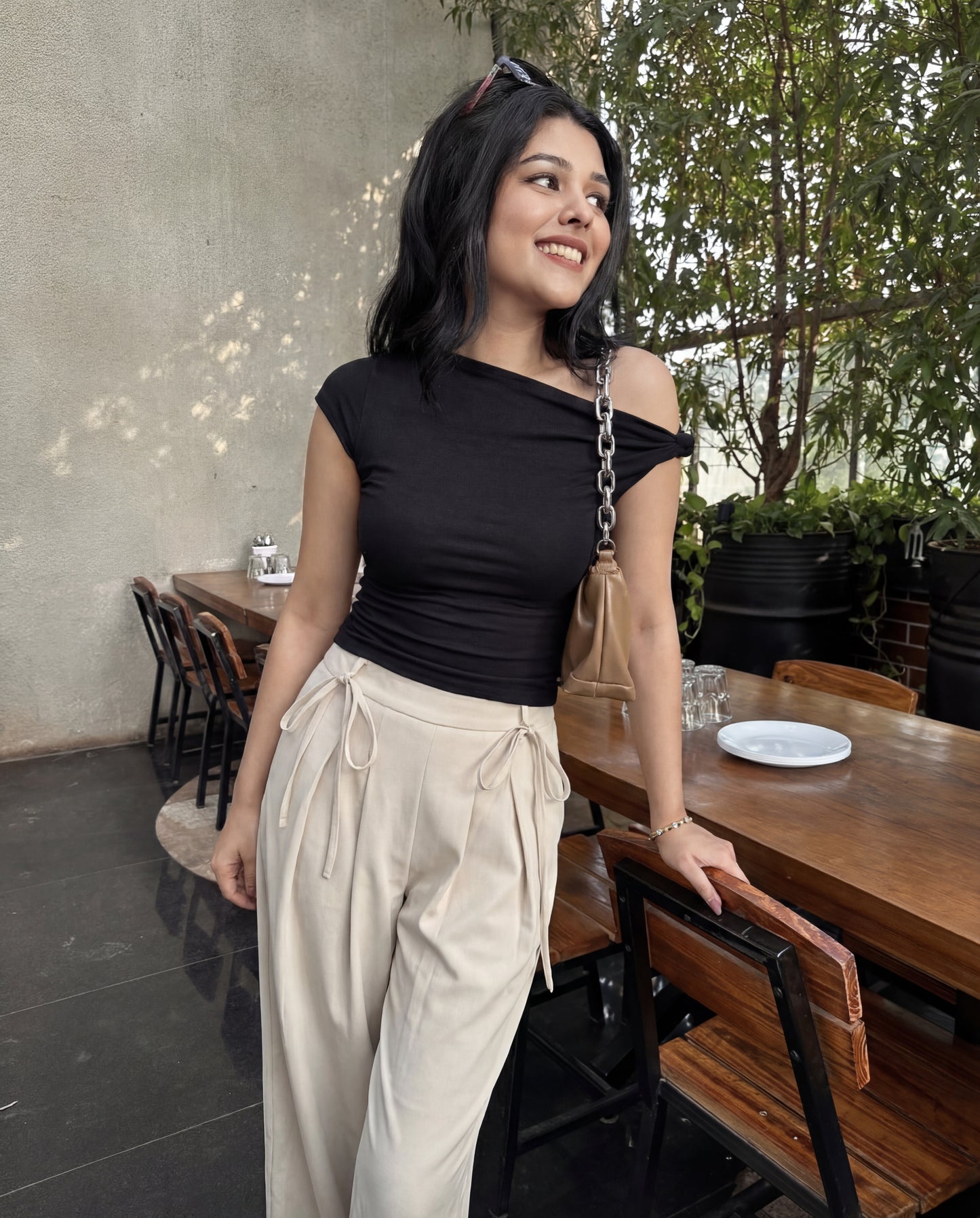 Knot Up Shoulder Fitted Top In Black