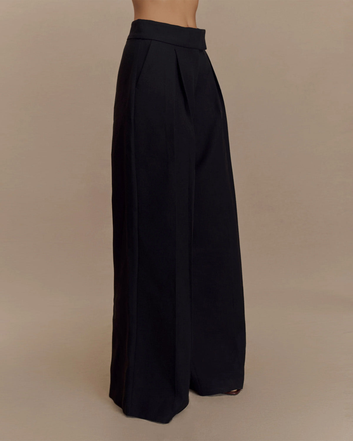 coord sets,bottomwear, topwear,formal, semi-formal, summer,urban fit, genz, minimal,woven,cotton,,,black,solid,panelling,tie up string,regular fit top,waist coat,waist length,straight hem,lapel collar,no straps,no sleeves,no sleeves,tie up top,pants,wide leg pants,full length,straight hem,mid rise waist,pockets	25070025GG, Oy3054