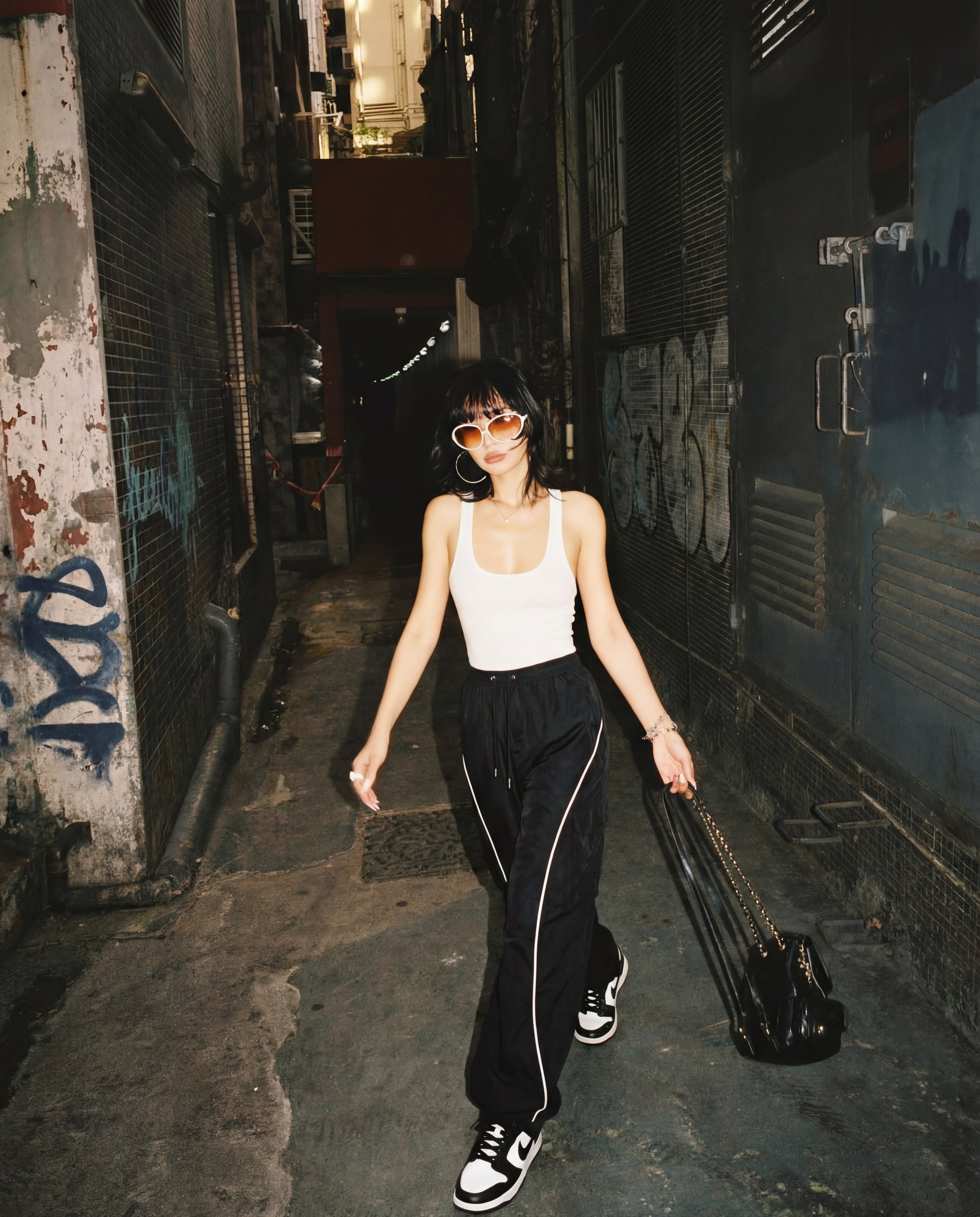 CONTRAST STRIPE TROUSERS IN BLACK,bottomwear,trousers,casual,streetwear, urban fit,woven,poplin stretch,black,flap pocket,baggy fit,wide leg,full length,high rise,25010037GG,OY1338