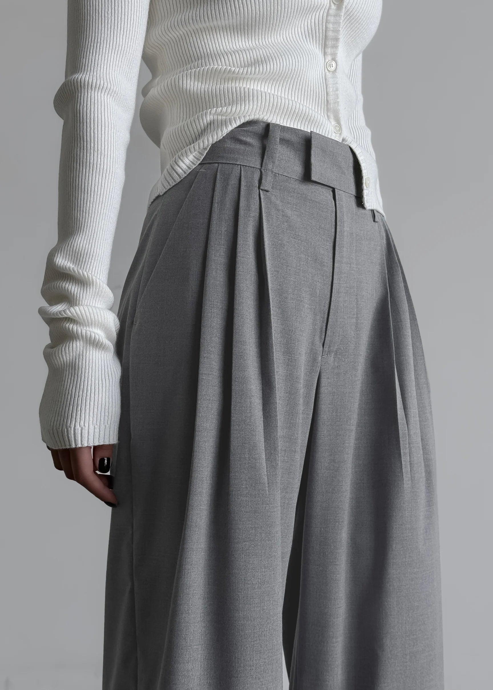 bottomwear,trousers,casual, casual chic,gen z,grey,pleated,belt,wide leg fit,wide leg,full length,,high rise	"OY2284	25110068GG"