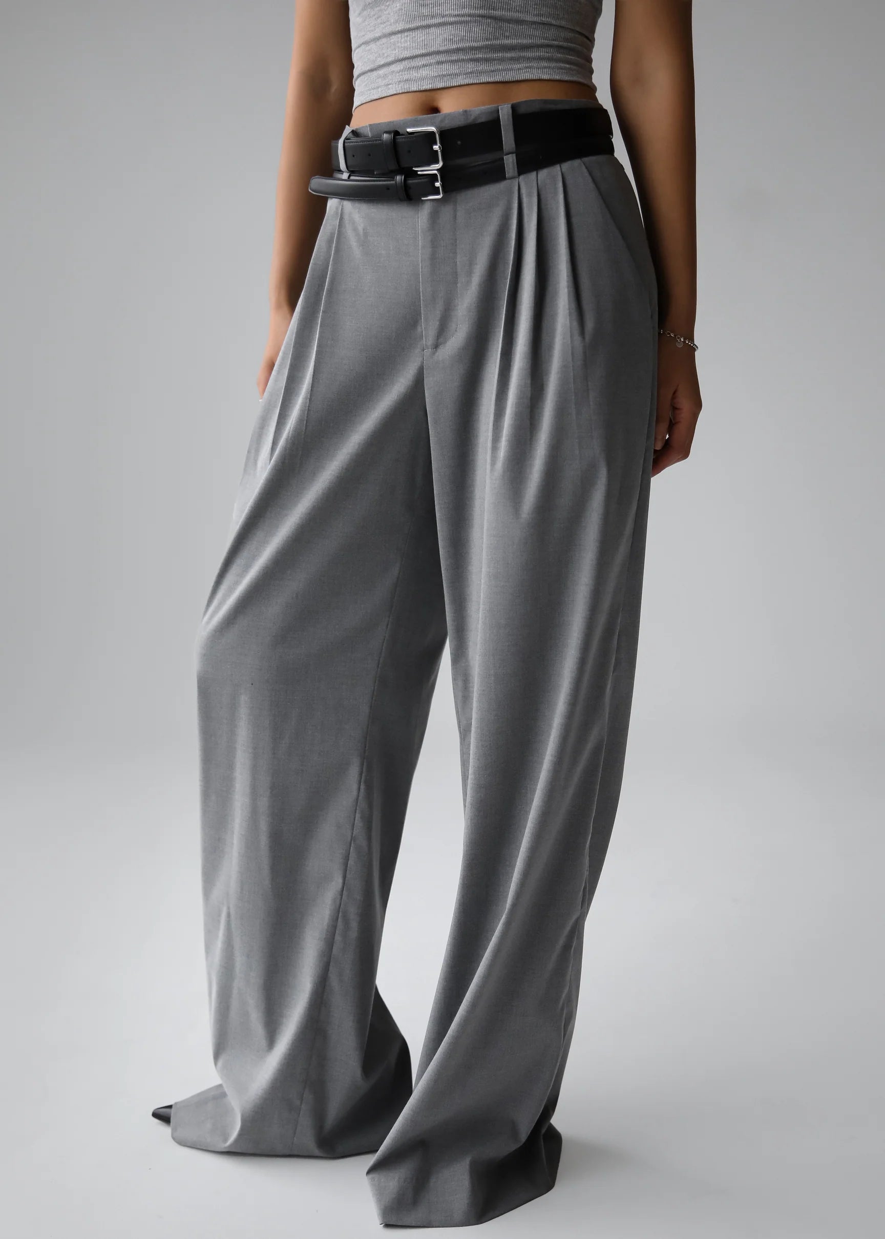bottomwear,trousers,casual, casual chic,gen z,grey,pleated,belt,wide leg fit,wide leg,full length,,high rise	"OY2284	25110068GG"