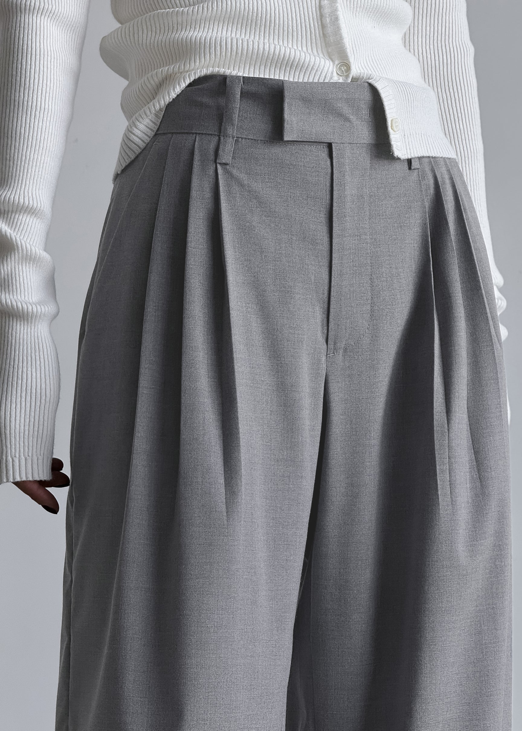 bottomwear,trousers,casual, casual chic,gen z,grey,pleated,belt,wide leg fit,wide leg,full length,,high rise	"OY2284	25110068GG"