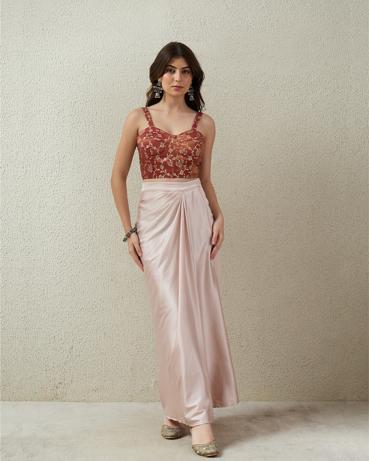 topwear,tops,ethnic, indo-western,ethnic wear, festive wear, indian wear, summer,woven,brocade,banarasi brocade,rust,floral pattern,textured,zipper,skinny fit,crop,crop,straight hem,sweetheart neck,shoulder strap,no sleeves,sleeveless	OY2091 rust, 25070046GG