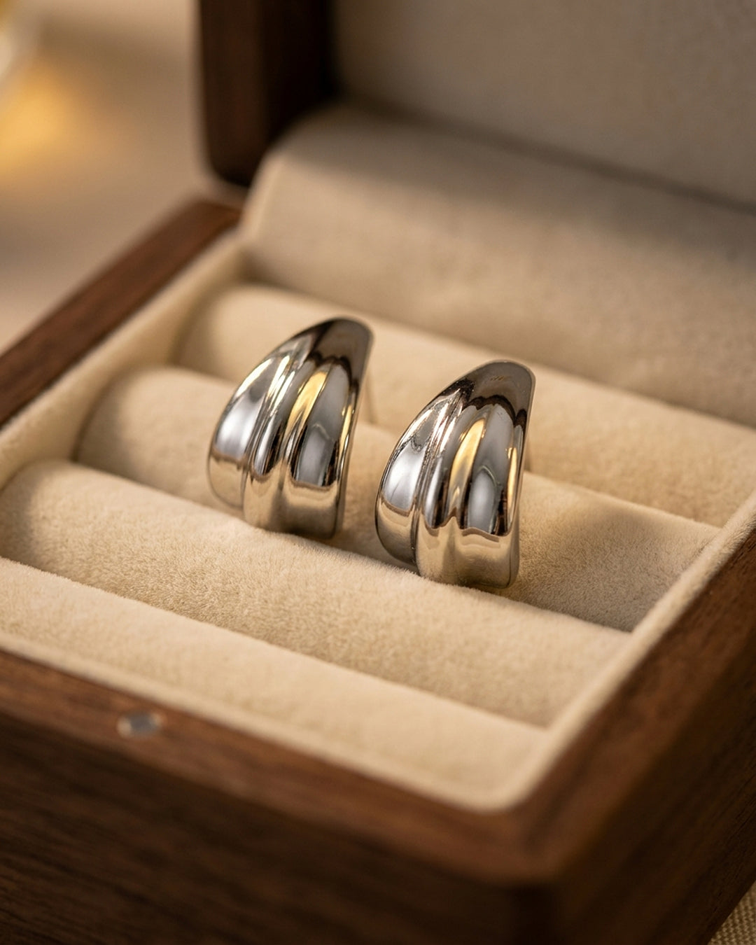 Stylish hoop earrings in silver finish
