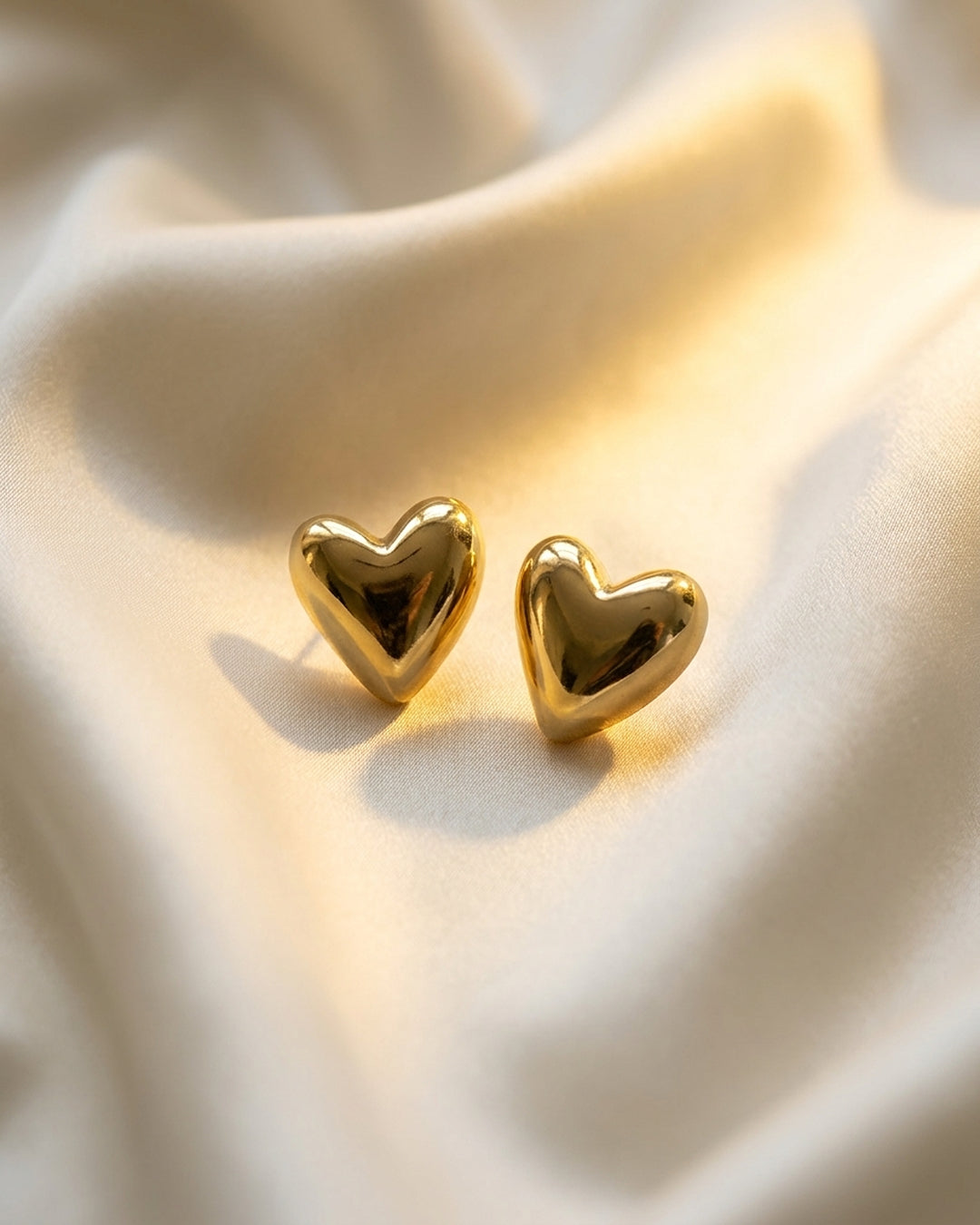 Mini stud earrings in gold finish