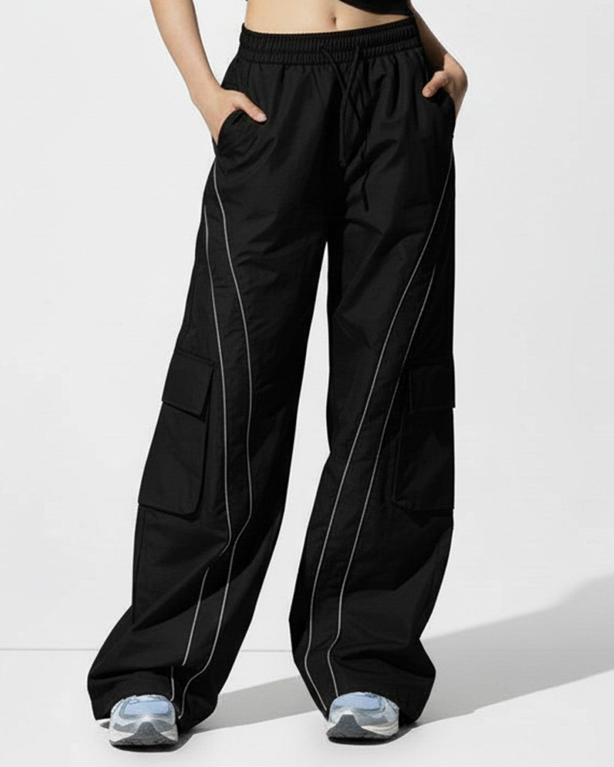 bottomwear,parachutes,casual,streetwear,woven,poplin,,black,striped,,baggy fit,,full length,,high rise, 24080037GG, OY990
