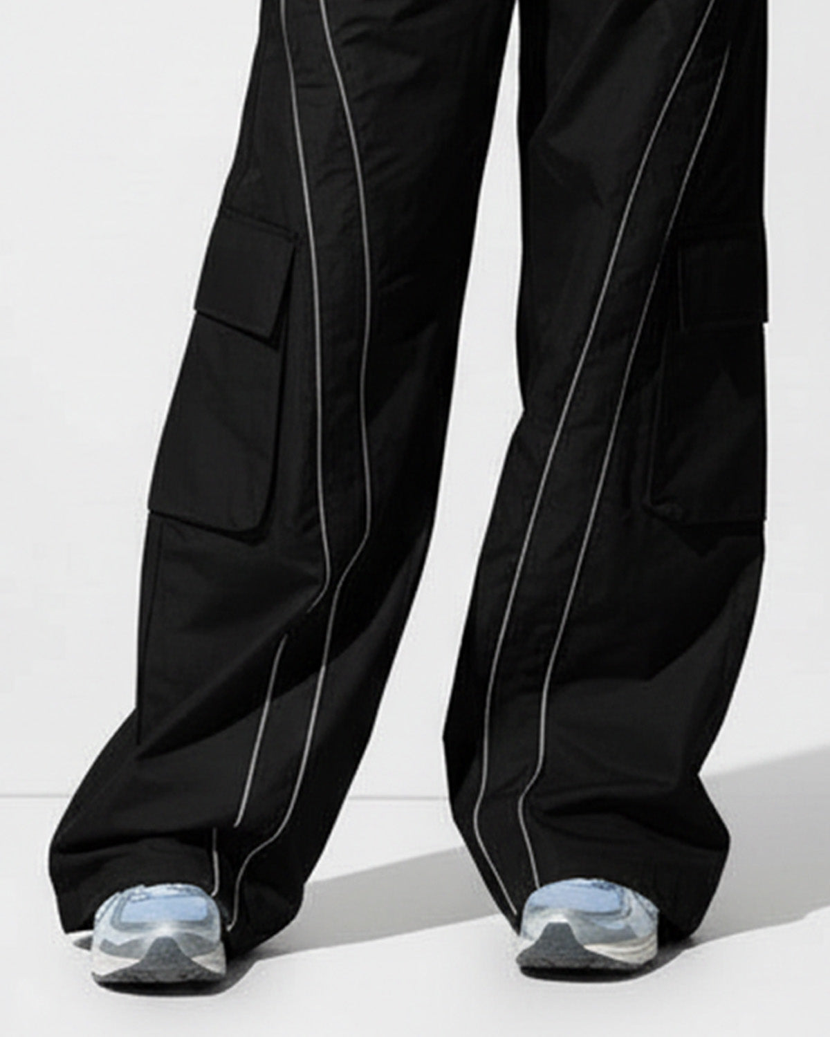 bottomwear,parachutes,casual,streetwear,woven,poplin,,black,striped,,baggy fit,,full length,,high rise, 24080037GG, OY990