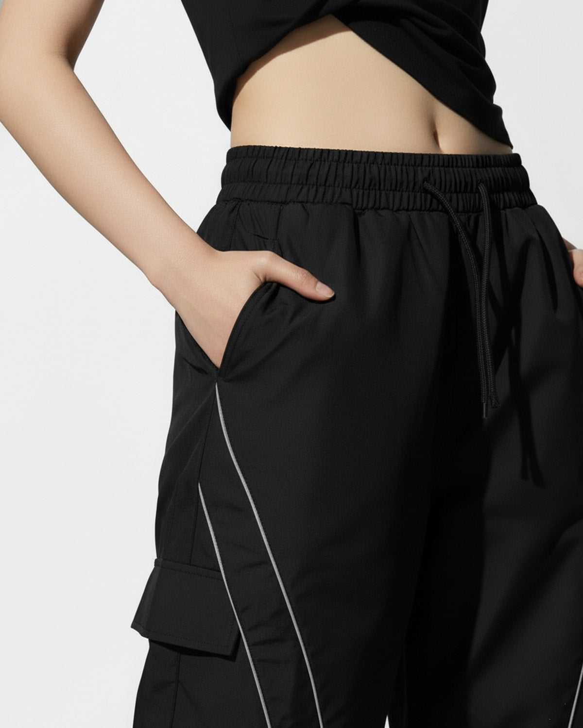 bottomwear,parachutes,casual,streetwear,woven,poplin,,black,striped,,baggy fit,,full length,,high rise, 24080037GG, OY990