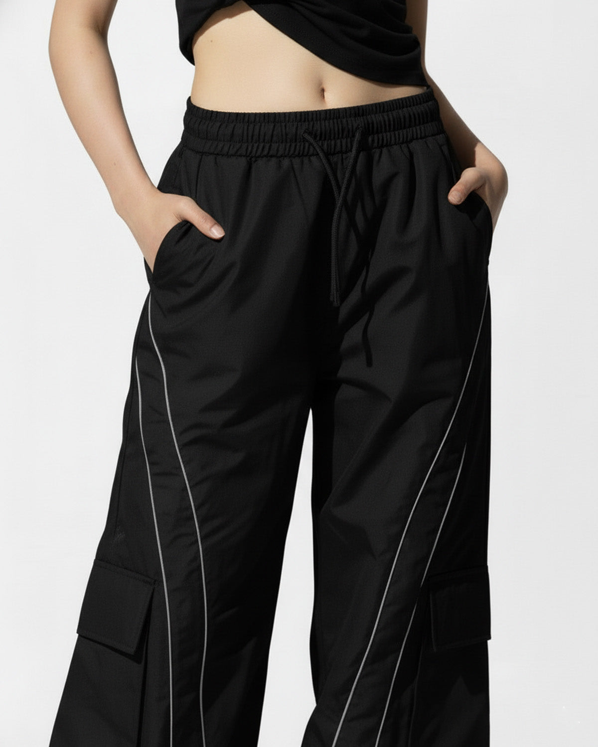 bottomwear,parachutes,casual,streetwear,woven,poplin,,black,striped,,baggy fit,,full length,,high rise, 24080037GG, OY990